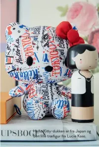  ??  ?? Hello Kitty-dukken er fra Japan og den lille traefigur fra Lucie Kaas.