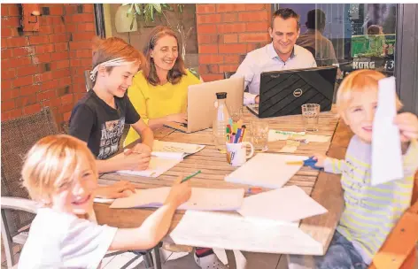  ?? FOTO: GEORG SALZBURG ?? Die Zonser Familie Prengel an einem Tisch versammelt, vorne v.l.: Till, Jannes, Ines, Michael und Kai.