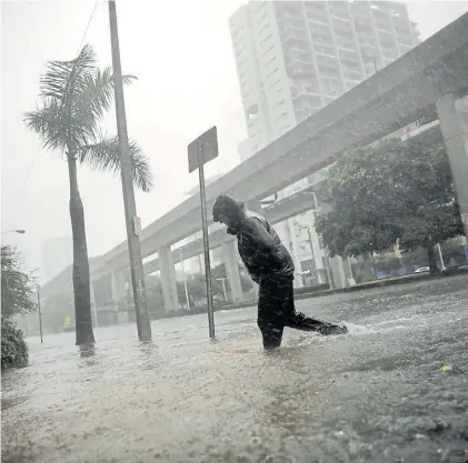  ?? REUTERS ?? Bajo el agua. El centro de Miami quedó anegado ayer cuando el huracán Irma golpeó en Florida.