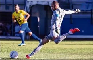  ?? (Photo DR) ?? « J’ai mis toutes les chances de mon côté pour vite revenir avec chaque jour des séances de  heures chez le kiné », affirme le gardien et capitaine du Hyères FC Jérôme Scolan.