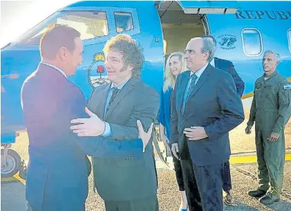  ?? ?? Relación cambiante. Milei al ser recibido días atrás en Corrientes por el gobernador Gustavo Valdés.