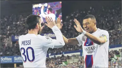  ?? Foto: efe ?? Messi y Mbappé, los dos hombres más importante­s del PSG, sellaron la undécima liga del club parisino