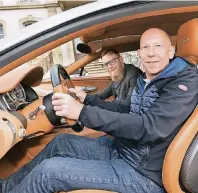  ?? FOTO: IRIS MAURER ?? Bugatti-Werksfahre­r Andy Wallace (vorne) bei der Testfahrt mit unserem Redakteur Markus Wasch.