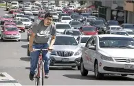  ??  ?? Situación. Según informes del ICV, 140 mil autos foráneos circulan por la ciudad de Monterrey.