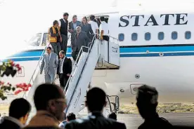  ??  ?? El embajador de Kuwait en Yemen, Fahd Almeie (i), desembarca del avión antes de llevar a la delegación hutí a Suecia para una reunión con la ONU, en Saná, Yemen. Un avión con una delegación del movimiento rebelde hutí despegó hoy de Saná rumbo a Suecia para la ronda de contactos de paz, auspiciada por la ONU, que está prevista que se celebre esta semana con el Gobierno yemení. EFE/ Yahya Arhab