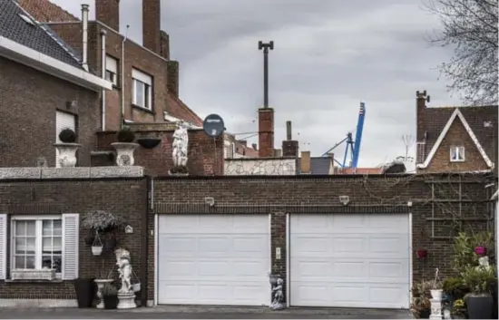  ?? © Fred Debrock ?? De haven heeft een zware invloed op de leefbaarhe­id van het dorp Zeebrugge.