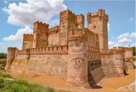  ??  ?? Le château de la Mota, dans la province de Valladolid, en Espagne, fut une prison dans laquelle séjourna César et dont il s’évada.