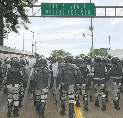  ?? ?? Integrante­s de la Guardia Nacional vigilan la frontera entre México y Guatemala