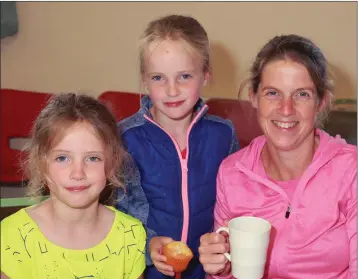  ??  ?? Fiona Foley with her daughters, Amy and Lucy enjoying their day out at The Rock field day.