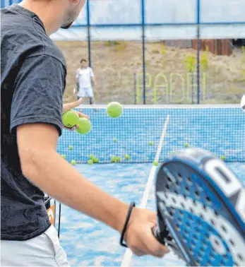  ?? FOTO: BRITTA PEDERSEN/DPA ?? Padel ist eine Trendsport­art aus Mittelamer­ika. Wenn alles nach Plan läuft, wird es in Wasserburg bald zwei Padel-Plätze geben.