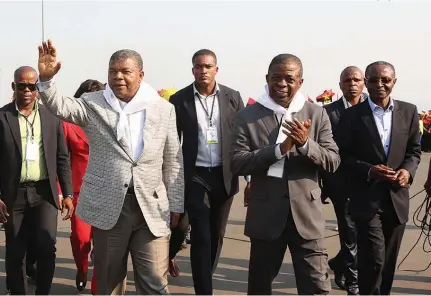  ?? SANTOS PEDRO UÍGE |EDIÇÕES NOVEMBRO ?? Candidato do MPLA a Presidente da República foi ontem recebido efusivamen­te no aeroporto do Uíge e hoje orienta um acto político de massas