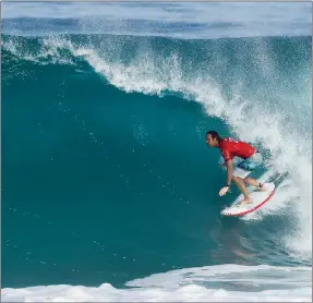 ?? WSL/CESTARI ?? MAKING WAVES: Jordy Smith pulls into a high-scoring tube at Pipeline Masters this week.