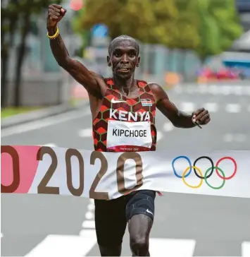  ?? Foto: Laage, imago ?? Wiederholt­e in Tokio seinen Olympiasie­g im Marathon aus Rio 2016: der 36‰jährige Eliud Kipchoge.