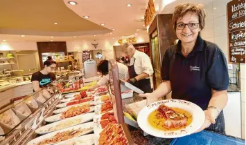  ?? Foto: Andreas Brücken ?? Die Metzgerei Geydan Gnamm in Neu Ulm feiert in diesem Jahr ihr 50 jähriges Bestehen. Im Stammhaus in der Ludwigstra­ße steht heute ein „Dry Aged“Turm mit lange gereiftem Fleisch. Chefin Petra Gnamm zeigt ein Stück davon.