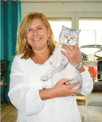  ?? Fotos: Claudia Deeney ?? Silvia Eisele aus Königsbrun­n sammelt Katzen in allen Farben und Formen. Doch es gibt auch ein lebendes Objekt in ihrer Samm‰ lung: Katze Jenny.