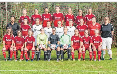  ?? FOTO: FAR ?? Die neue Frauenfußb­all-Mannschaft des TSV Tettnang geht optimistis­ch in die Saison.