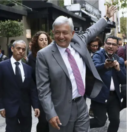  ??  ?? Andrés Manuel López Obrador se reunió con los inversioni­stas del NAIM.