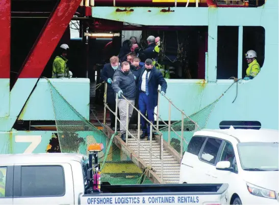  ?? EUROPA PRESS ?? El barco canadiense «Nexus» a su llegada ayer al puerto con dos de los cadáveres