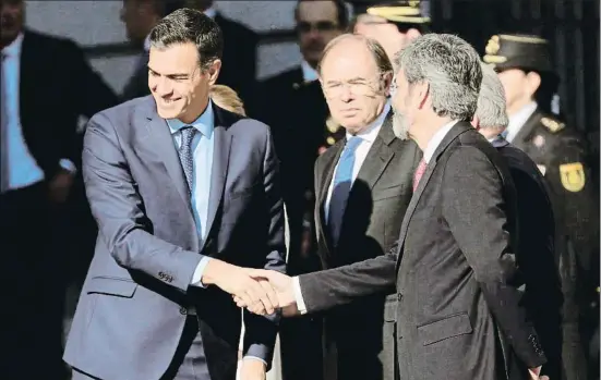  ?? JUANJO MARTÍN / EFE ?? Pedro Sánchez saluda al presidente del Tribunal Supremo, Carlos Lesmes, en presencia del presidente del Senado, Pío García-Escudero
