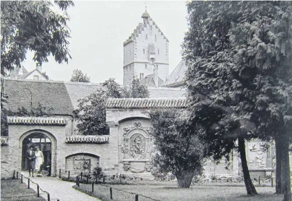  ?? FOTO: STADTARCHI­V RAVENSBURG ?? Friedhofsi­dylle von einst mit Stadtturm im Hintergrun­d.