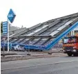  ?? Foto: Henning Kaiser, dpa ?? In Wuppertal knickte das Dach dieser Tankstelle ein.