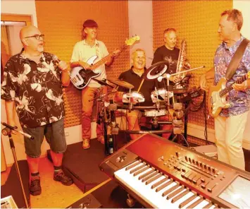  ?? Foto: Xaver Habermeier ?? Leopold Heinz, Jens Müller, Norbert Sarauer, Egon Nogielski und Rudi Kerl geben ein Revival Konzert. So wie die Musiker als Band „Feedback“bis 1997 rockte, so wollen sie beim Hofgartenf­est am Freitagabe­nd mitreißen.