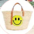  ?? JOSE PEREZ / SPLASHNEWS.COM / GTRES ?? ¡Sonríe! Eugenia Silva estrena el bolso Shell de Loewe. En pequeño, pieza de su línea Paula’s Ibiza