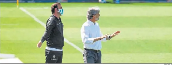  ?? JESÚS MARÍN ?? Pablo Alfaro pide calma a sus jugadores mientras Julio Cruz protesta una acción al árbitro del partido ante el Cádiz B.