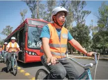  ??  ?? Conductore­s de la Línea 7 del Metrobús son capacitado­s para mejorar su educación vial en materia de respeto a los ciclistas.