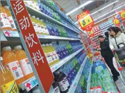  ?? PROVIDED TO CHINA DAILY ?? Customers select sports drinks at a supermarke­t in Yichang, Hubei province.