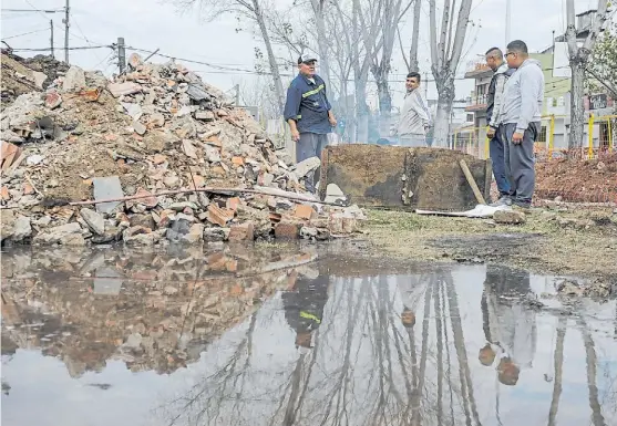  ?? EMILIANA MIGUELEZ ?? Obras postergada­s. En el Barrio Derqui, partido de Tres de Febrero, grupos de vecinos se organizaro­n, no sólo para el reclamo.