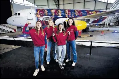  ?? FC Barcelona ?? Patri Guijarro, Fridolina Rolfö, Aitana Bonmatí i Ingrid Engen, ahir al costat de l’aeronau al Prat.