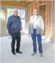  ?? FOTO: BAUCH ?? Der alte und der neue Ortsbaumei­ster: Links Dieter Bühler, rechts Dietmar Kuhn. Das Foto wurde vor der Verschärfu­ng der Corona-Regeln aufgenomme­n.