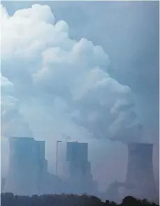  ?? FOTO: DPA ?? Das Braunkohle­kraftwerk Neurath: Deutschlan­d drohe zum „ Fossil der internatio­nalen Klimapolit­ik“zu werden, kritisiert der BUND.