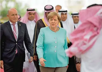  ?? FOTO: DPA ?? Mit entschloss­enem Blick: Kanzlerin Merkel kurz nach ihrer Ankunft in Saudi-Arabien.