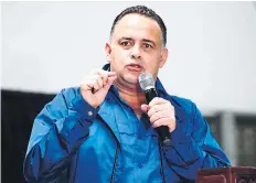  ??  ?? DERECHO. Los nacionalis­tas acompañaro­n al alcalde en su declarator­ia como ganador de los comicios municipale­s.