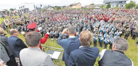  ?? FOTOS (4): THOMAS WARNACK ?? Ein beeindruck­endes Bild: Die Musiker stellen sich zum Gesamtchor auf.