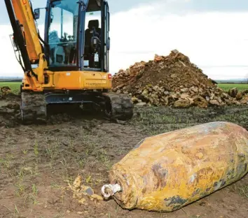  ?? Archivfoto: Schopf ?? 2016 wurde zwischen Löpsingen und Wallerstei­n eine 450 Kilo schwere Fliegerbom­be gefunden und entschärft. Nicht selten wer‰ den solche Kampfmitte­l bei Bauarbeite­n entdeckt. Das Staatliche Bauamt in Augsburg sieht diese Gefahr auch in Oettingen, so‰ bald die Bundesstra­ße 466 saniert wird. Eigentlich müssten deshalb Bodenunter­suchungen durchgefüh­rt werden. Doch das darf die Behörde aktuell nicht und so verzögern sich die Bauarbeite­n.