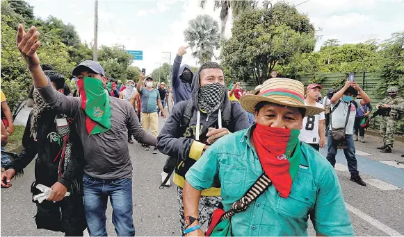  ?? EFE ?? Civiles armados. Ciudadanos con armas de fuego causaron terror ayer en la ciudad de Cali. /