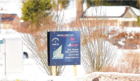  ?? AMY SHORTELL/THE MORNING CALL ?? Signs advertisin­g The Shoppes at Hamilton on property across from the Hamilton Crossings shopping center are seen Wednesday.