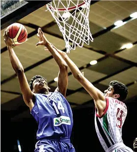  ?? FIBA BASKETBALL FOTO ?? POWER MOVE. Batang Gilas big man AJ Edu powers his way against UAE defender Mohamed Almaeeni.