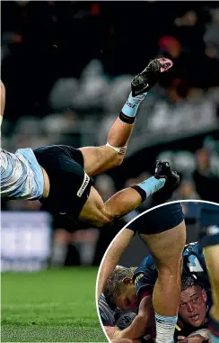  ?? GETTY IMAGES ?? Waratahs back Jack Maddocks passes against the Highlander­s last night. Below: Prop Ethan de Groot scored two tries for the home side.