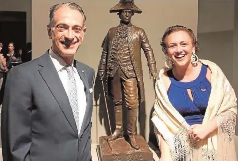  ??  ?? Gálvez en la Embajada de Washington El 28 de junio será instalada una estatua de Bernardo de Gálvez, obra de Salvador Amaya, en la Embajada de España en Washington. La iniciativa ha contado con el apoyo de José Manuel Gerrero Acosta, comisario de la exposición sobre Gálvez que Iberdrola llevó a varias ciudades de EE.UU., y Teresa Valcarce, que encabezó los esfuerzos para que un retrato del militar español entrase en el Capitolio.