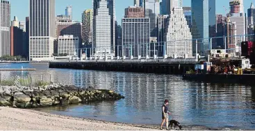  ?? — Reuters ?? Plunging sales: The Manhattan skyline in Brooklyn Bridge Park, New York City. Sales of US office towers, apartment buldings, hotels and shopping centres have been plunging since reaching US$262bil in 2015.