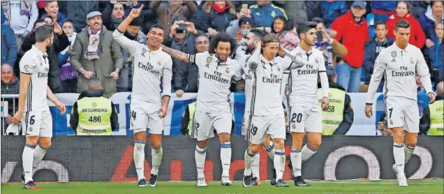  ??  ?? CASEMIRO, EL ÚLTIMO. El brasileño hizo el 5-0 al Granada y se convirtió en el futbolista número 21 en conseguir un gol para el Madrid esta temporada. Sólo queda Coentrao...