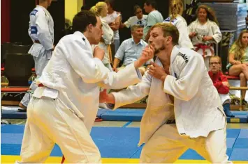  ?? Foto: Christian Mayr ?? Schwäbisch­er Meister in der Gewichtskl­asse bis 73 kg wurde der Judoka David Schlagowsk­i (rechts) von den Sportfreun­den Fried berg. Er überzeugte vor heimischem Publikum.