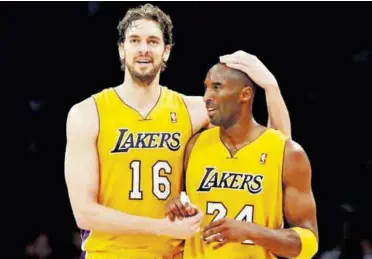  ?? //AFP ?? Pau Gasol verá la próxima madrugada cómo su camiseta cuelga del pabellón junto a la de su amigo Kobe Bryant