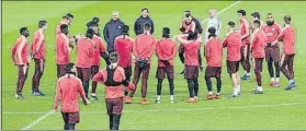  ?? FOTO: PERE PUNTÍ ?? Buen rollo Imagen del entrenamie­nto del Barça ayer en Lyon