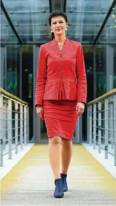  ?? FOTO: IMAGO ?? Sahra Wagenknech­t ist Fraktionsv­orsitzende der Linken. Auf dem Bild ist sie gerade im Deutschen Bundestag unterwegs.