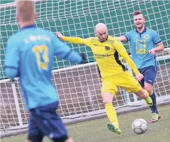  ?? NGZ-FOTO: ANJA TINTER ?? In die Offensive: Nach dem 0:7-Debakel in der Vorwoche gegen Nettetal sind beim SC Kapellen vor allem Routiniers wie Sven Raddatz gefordert, die Mannschaft wieder auf die richtige Spur zu bringen.